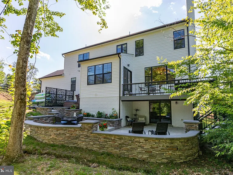 15 Grove Ln — Photo 48