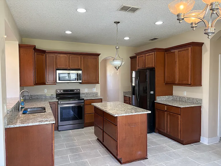 438 Palm Dr — Photo 6