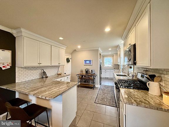 4th image of 2310 Edge Hill Rd