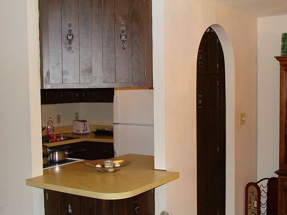 Kitchen pass-thru/brkfst counter