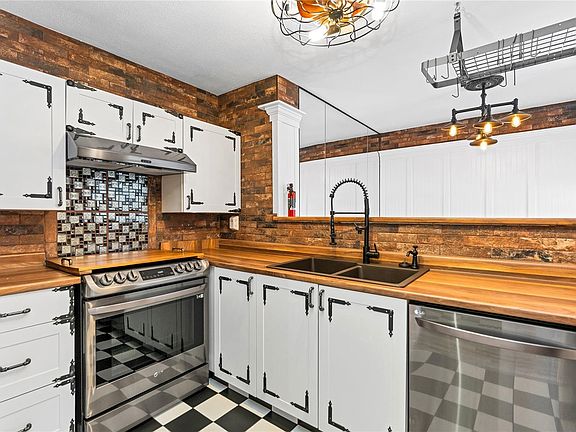 2nd image of 2529 Wark St #409
