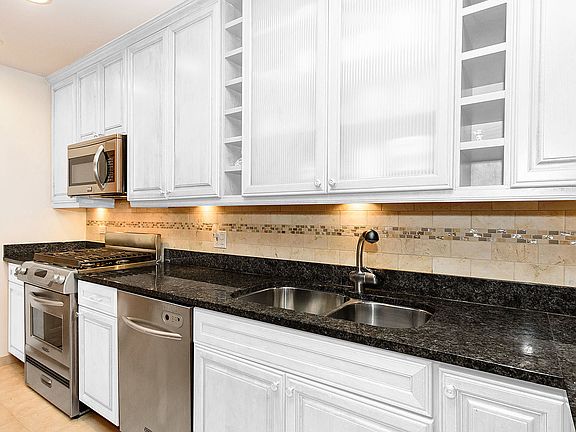 4th image of 1101 W Armitage Ave APT 210