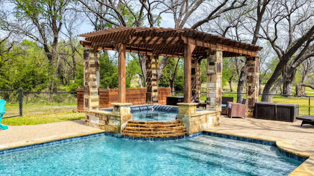 317 Arapahoe Rdg, Weatherford, TX - View 2