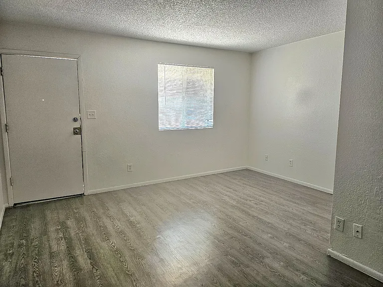 1725 W Vogel Ave #9 — Photo 3