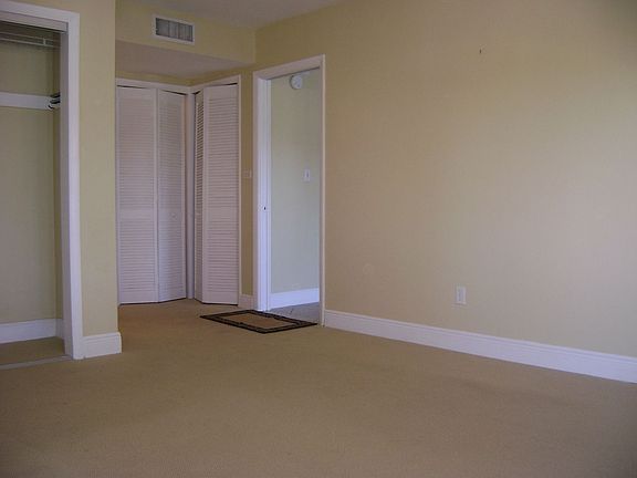 4th image of 6815 Edgewater Dr APT 106