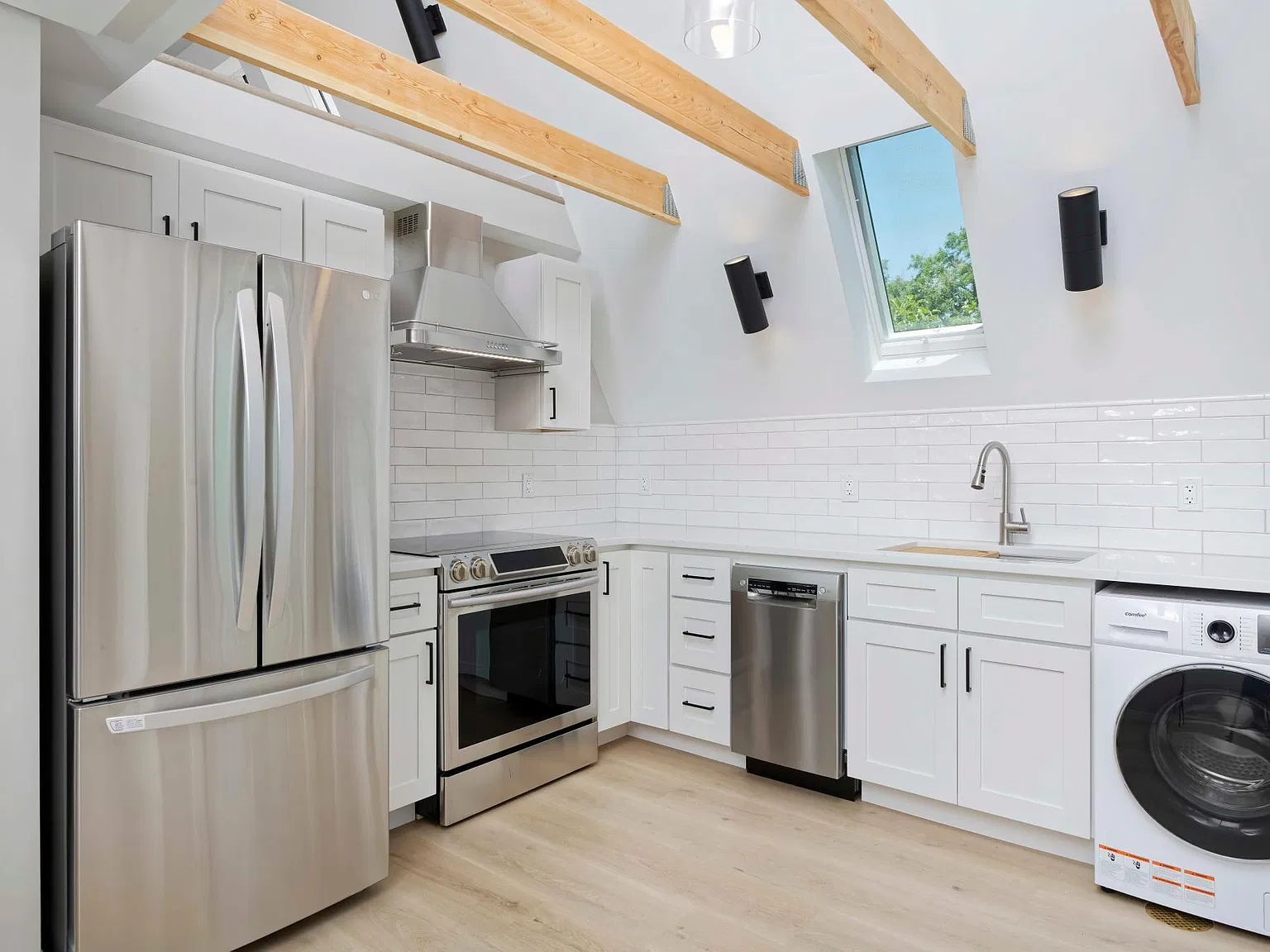 2 bed, 520 sqft, $2,300 — Photo 3