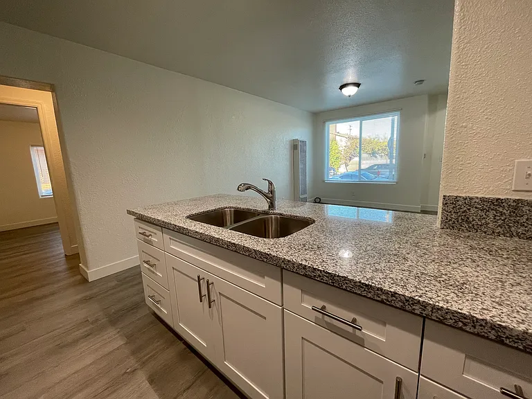 1823 Gardenia Ave #B — Photo 4