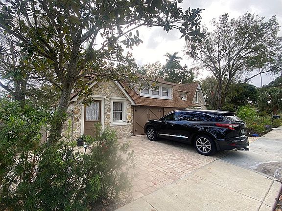 5th image of 423 19th Street Ct W