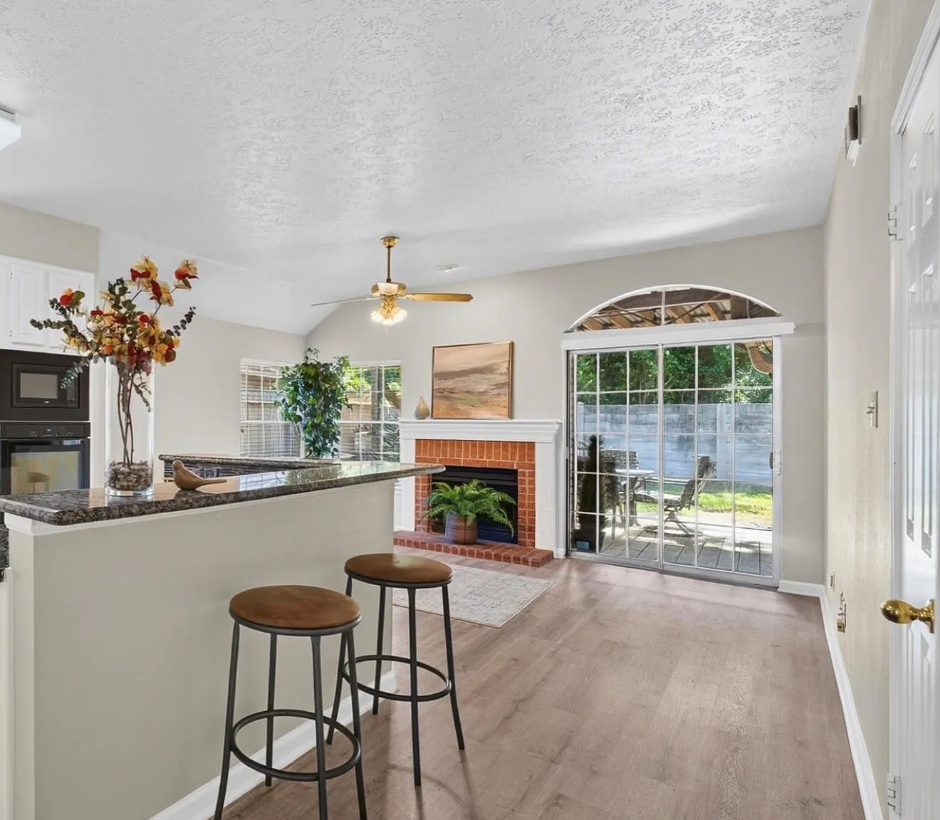 4 bed, 2.0 bath, 1940 sqft, $2,700 — Photo 4