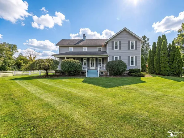 8115 Douglas Rd, Lambertville, MI 48144