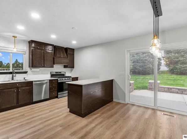 1711 N 206th St, Elkhorn, NE 68022