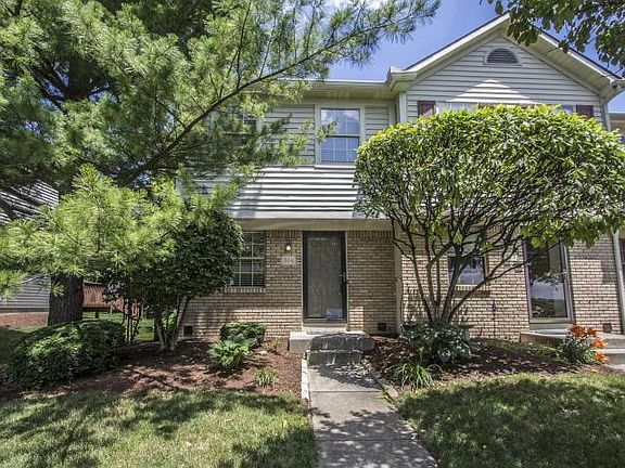3rd image of 516 E Foxtrail Cres