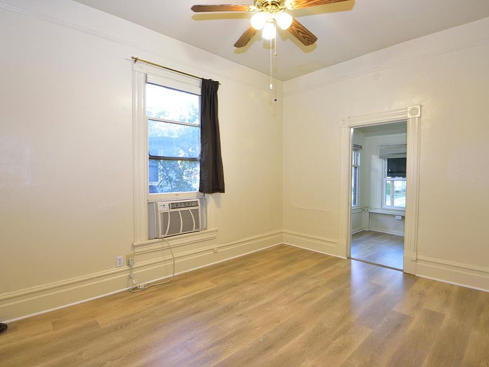 Bedroom with den and walk-in closet (2nd den) - HIGH CEILING