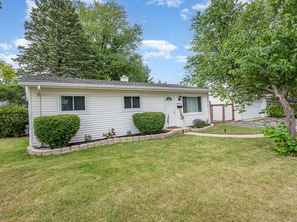 18548 W Woodland Ter, Gurnee, IL 60031