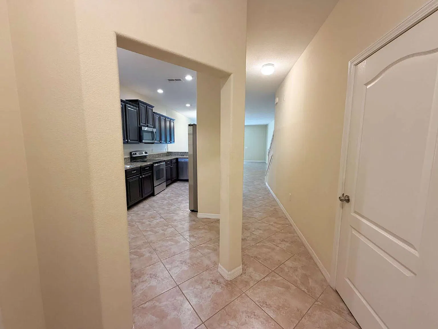 3 bed, 2.5 bath, 2010 sqft, $2,100 — Photo 2