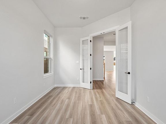 4th image of 127 Sacred Fig Rd