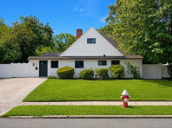 148 Greenbelt Ln, Levittown, NY 11756