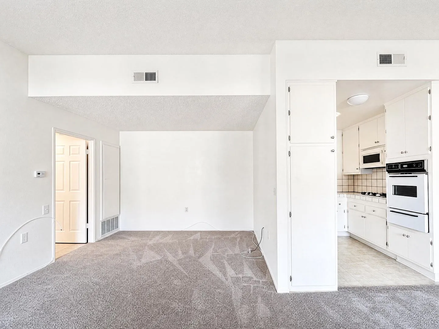 Charming 2-Bedroom Single-Story Home in Friendly Valley 55+ Community! — Photo 4