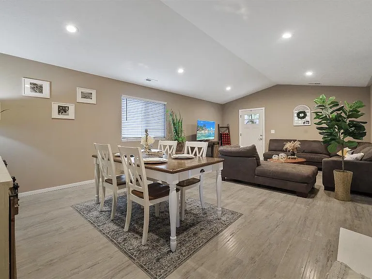 4048 E 4th Ave — Photo 15