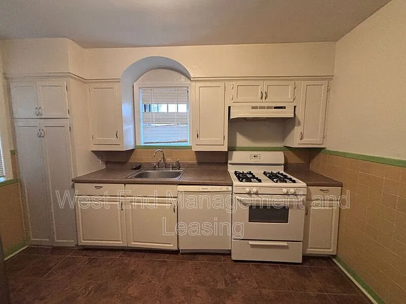 2 bed, 1.0 bath, $1,895 — Photo 2