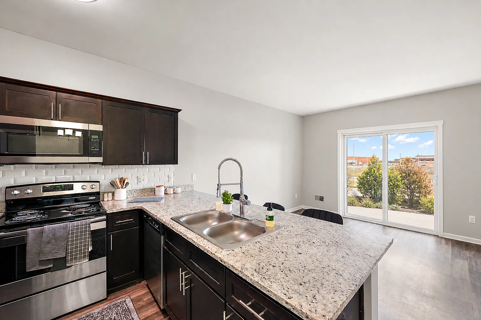 2 bed, 2.5 bath, 1500 sqft, $2,050 — Photo 3