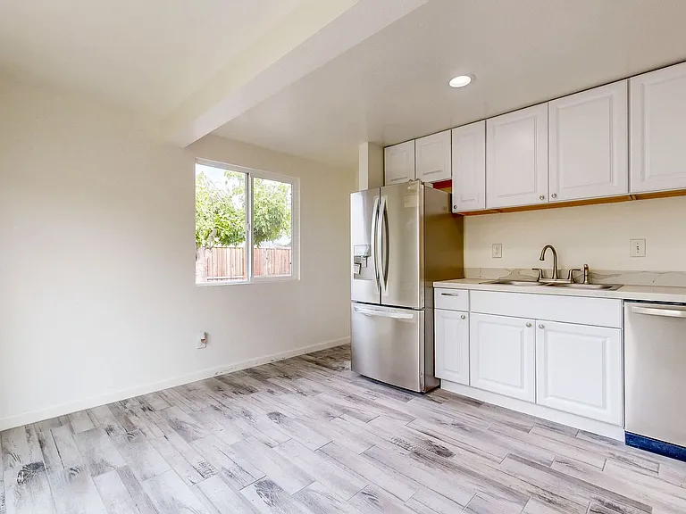 2113 Dennis Ln — Photo 12