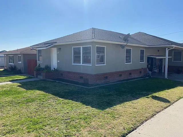 303 Lynn Dr — Photo 3