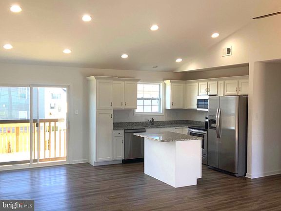 Columbus - Dining Area Kitchen