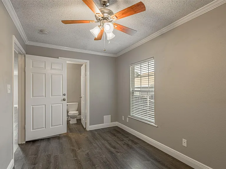 164 Varsity Dr — Photo 17