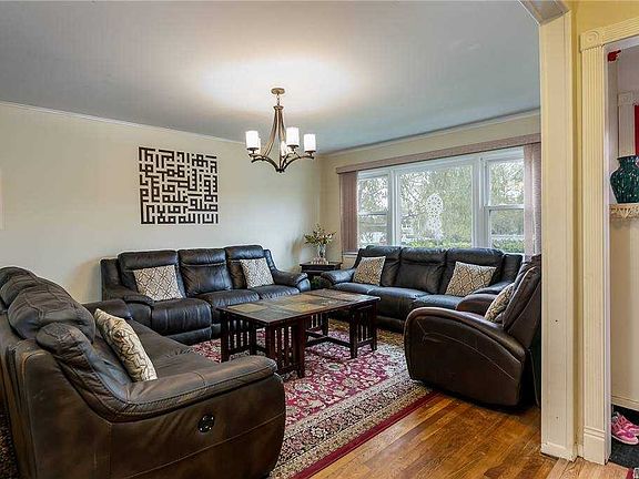 3rd image of 20 Gardenia Ln