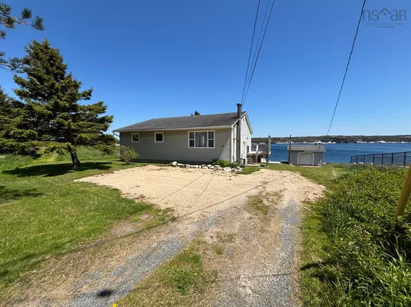 27 Back Ln, Terence Bay, NS B3T 1Y3