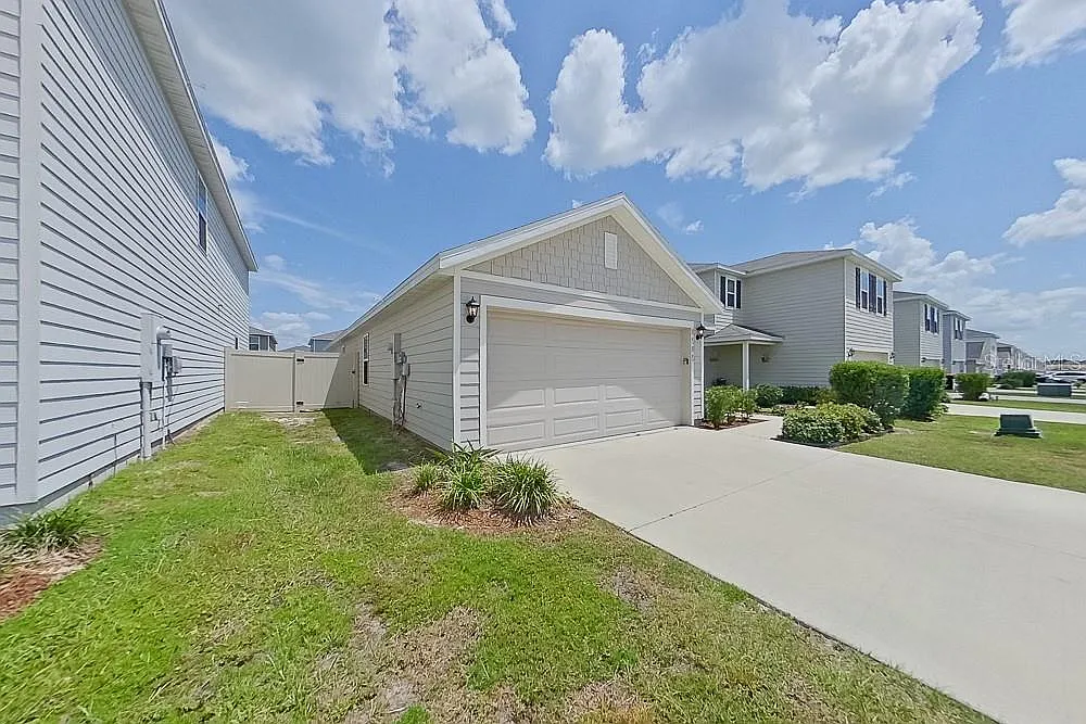 3 bed, 2.0 bath, 1453 sqft, $2,045 — Photo 2