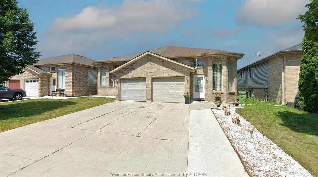 4 bed, $2,900 — Photo 1