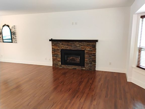 3rd image of 3176 Old Clayburn Rd