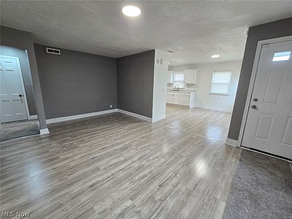 3rd image of 2044 N Green Rd