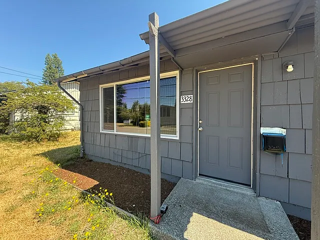 3328 Halverson Ave — Photo 2