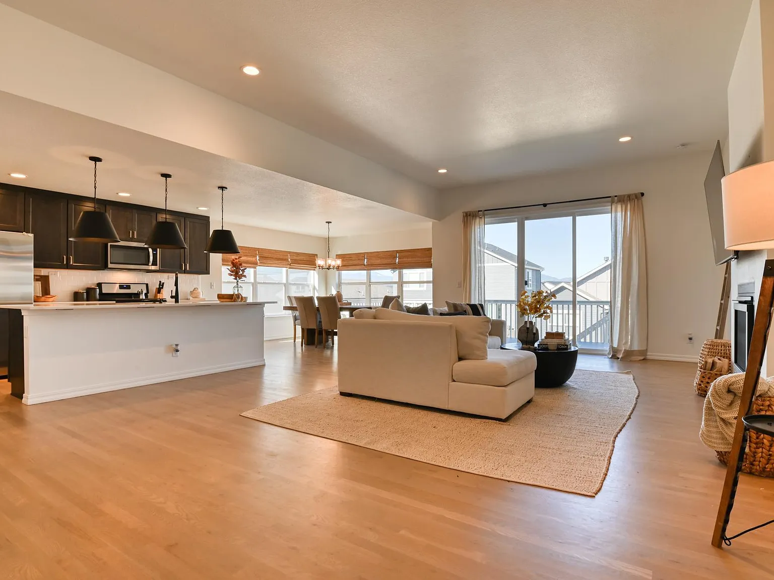4 bed, 3352 sqft, $3,100 — Photo 3
