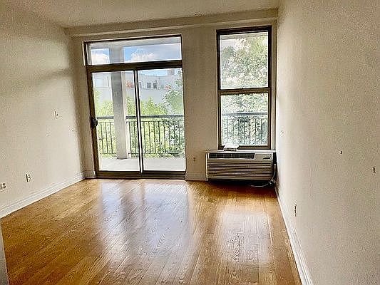 4th image of 647-649 Washington Ave #4A
