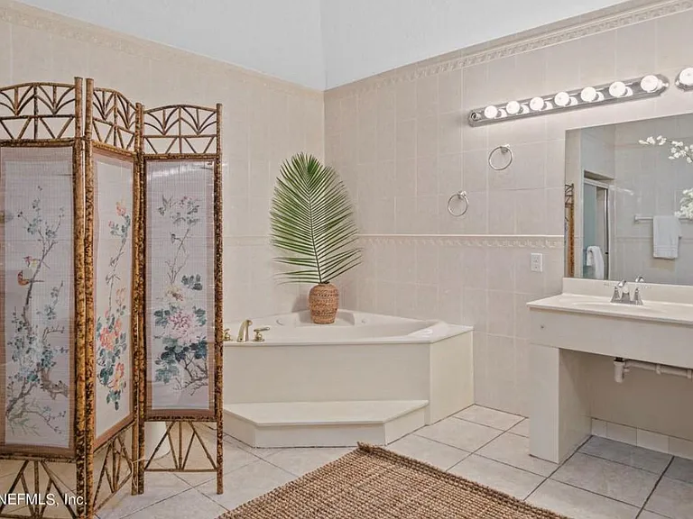 Large master primary bath.