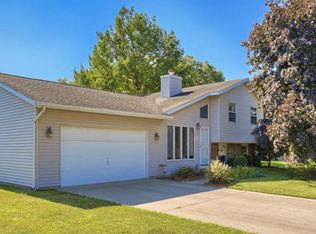 412 Crestwood Dr, Saint Joseph, IL