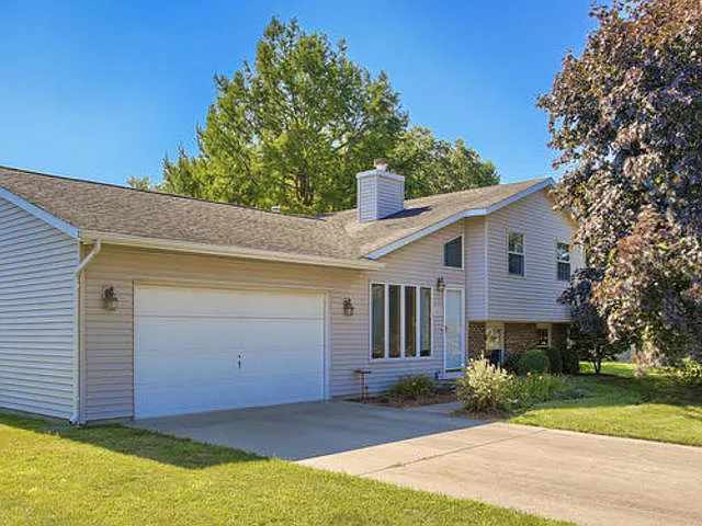 412 Crestwood Dr photo 1