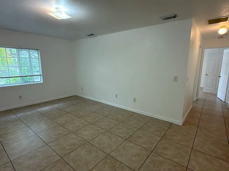 651 SW 9th St #7 — Photo 11