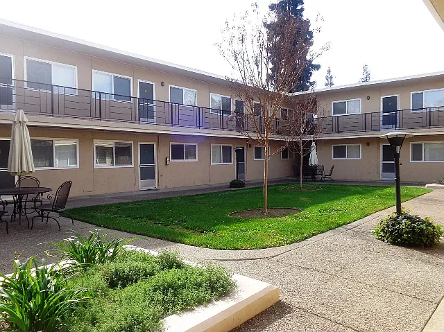 Stoakes Apartments — Photo 2