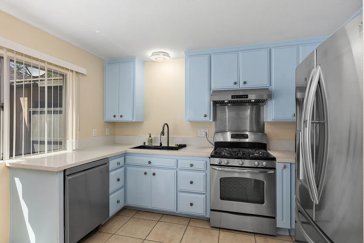 4 bed, 1750 sqft, $4,200 — Photo 3