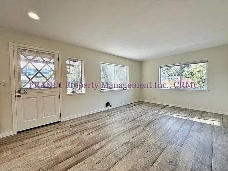 2 bed, 1.0 bath, 1250 sqft, $4,200 — Photo 3