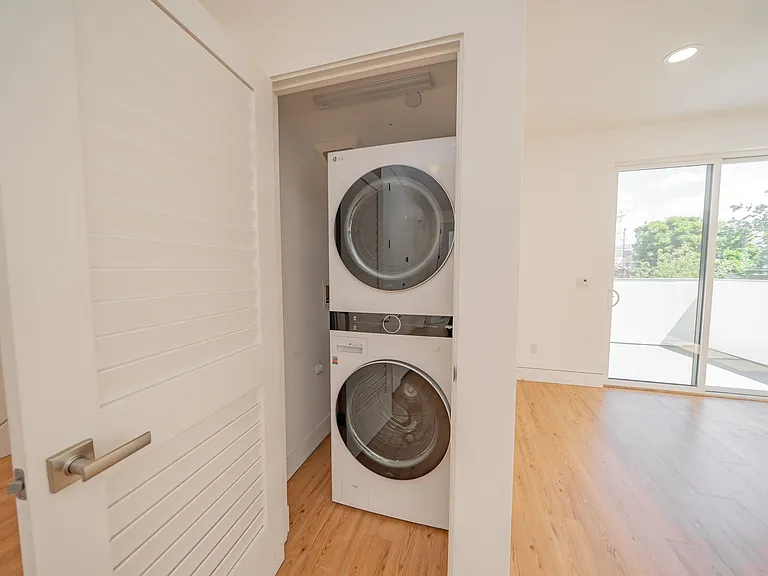 848 32nd Street — Photo 25