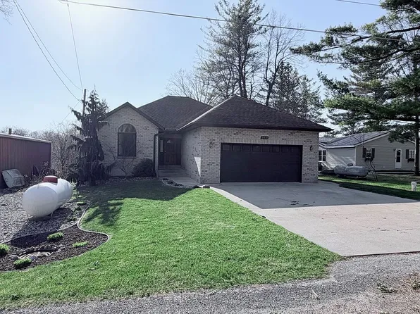 5531 N Clarence Ct, Sanford, MI 48657