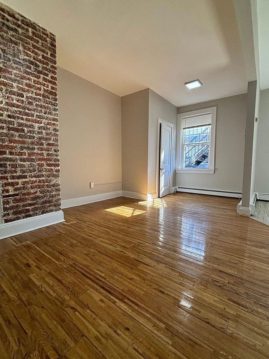Building Photo - 11 Elm St #3