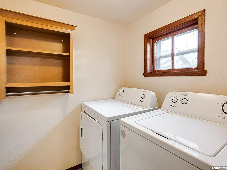 211 Oak St — Photo 15