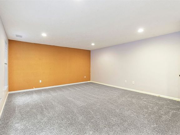 4th image of 604 Garden Way